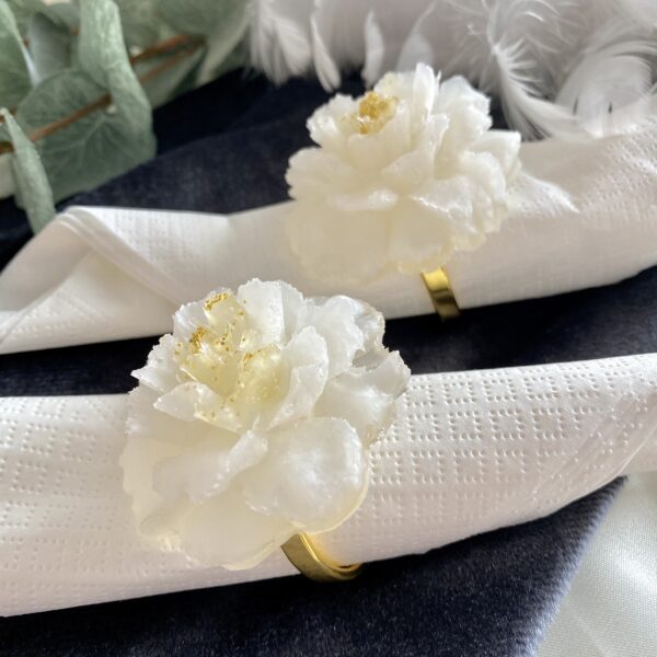 2 Serviettenringe mit Rosenblüte aus Resin in transparentem Perlweiß mit Goldglitter. Auch als Tuchring oder Schalhalter verwendbar.