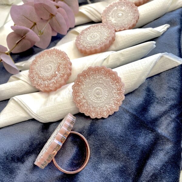 Serviettenringe in Mandala Design aus Resin mit roségoldenem Ring. Auch als Tuchring oder Schalhalter verwendbar.