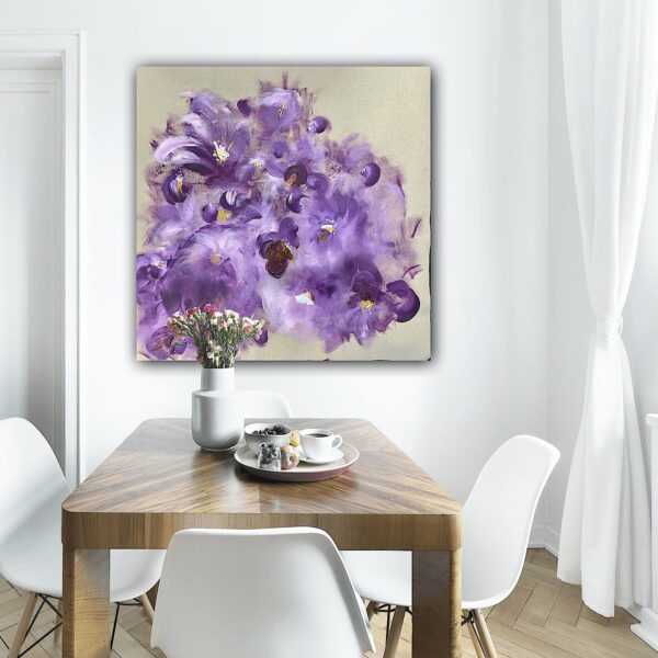 Abstrakte Kunst auf naturfarbener Leinwand. Bringe Farbe in dein Zuhause mit diesem floralen handgemalten Kunstwerk auf Leinwand in violetten Farbtönen. Größe: 80x80x2cm