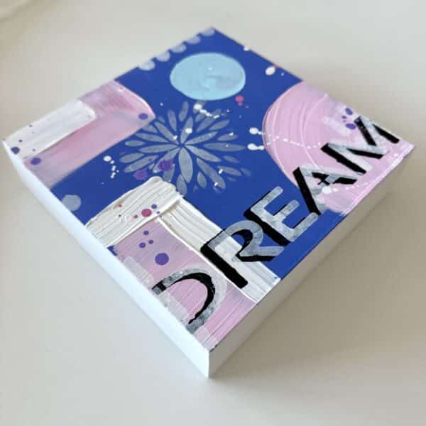 Handgemaltes Acrylkunstwerk "Dream", gemalt mit Pastellfarben auf Holzcube, eine besondere Geschenkidee für einen lieben Menschen. Größe: 20×20 cm.